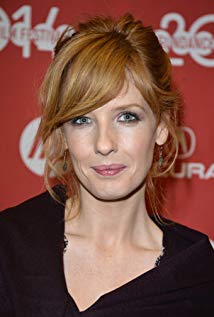 How tall is Kelly Reilly?